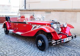 Balade à Prague en voiture historique avec un guidé privé