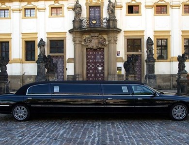 Transfert du centre-ville à l’aéroport de Prague en limousine Lincoln