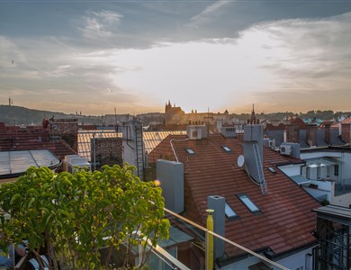 Privatisation d’un jacuzzi extérieur avec vue sur les toits de Prague