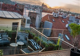 Privatisation d’un jacuzzi extérieur avec vue sur les toits de Prague