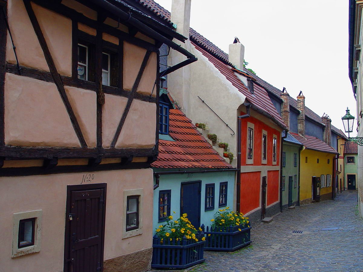 Ruelle à Prague avec des maisons de couleur avec plusieurs types architecture différente