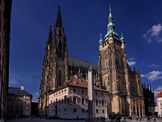 en:An imposing cathedral with facades adorned with stained-glass windows and carved details, and a tower topped by a turquoise dome ;fr:Imposante cathédrale avec ses façades ornées de vitraux et de détails sculptés, une tour avec un dôme turquoise