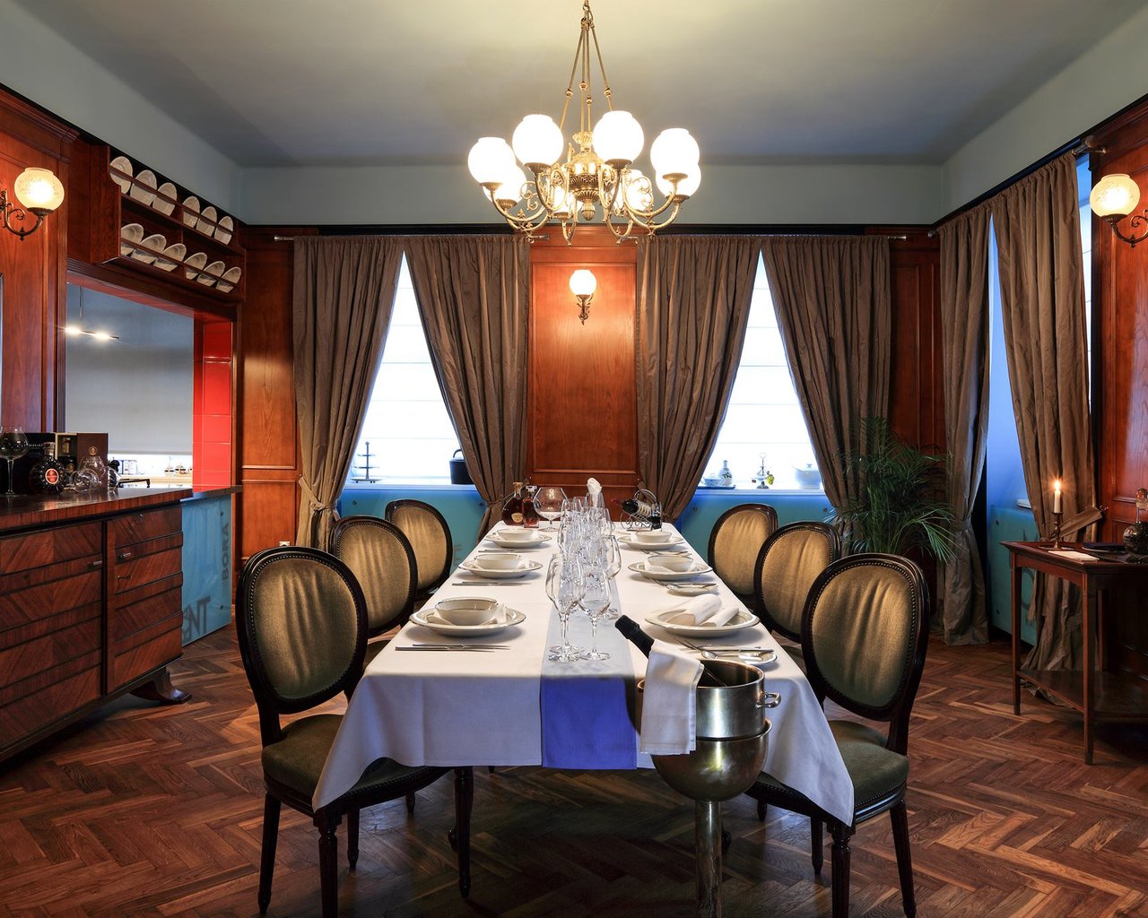 Table de restaurant au milieu de la salle, avec des verres et de la vaisselle
