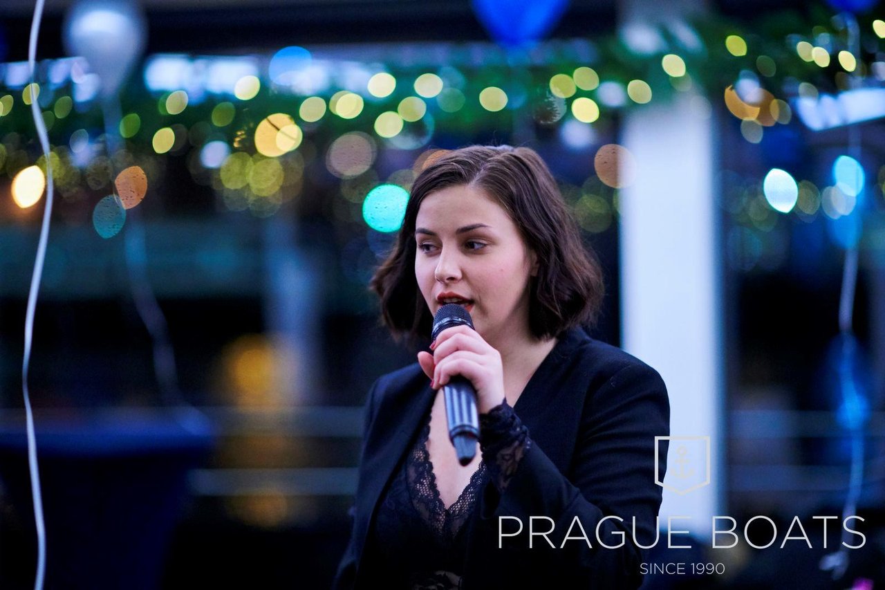 Femme qui chante sur un bateau avec des décorations de Noël