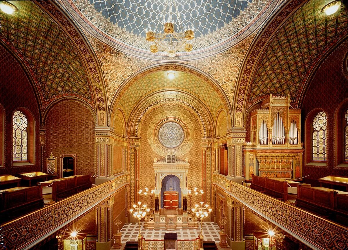 Salle majestueuse aux murs sculptés d'or avec des motifs hispano-mauresque, les vitraux circulaire avec des motifs