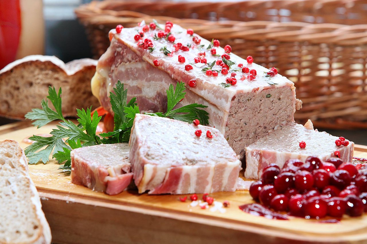 Pâté avec du pain des fruits rouge et du persil