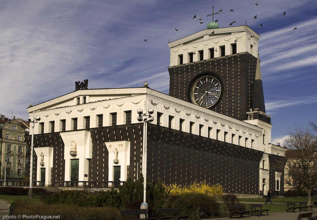 Une grande église noire au toit blanc, surmontée d'une grande horloge noire