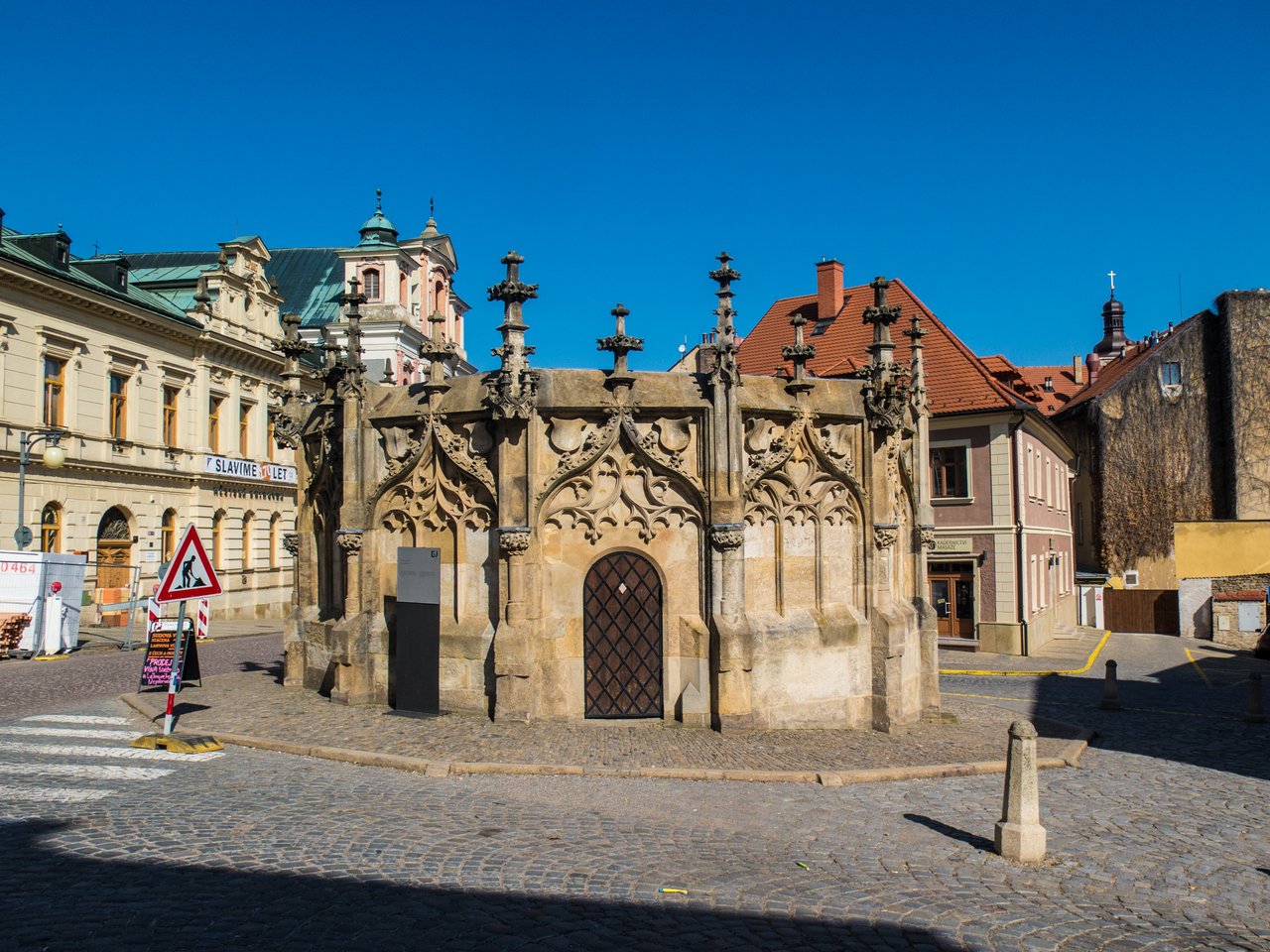 Une structure en pierre sculptée, de style gothique avec des flèches ciselées