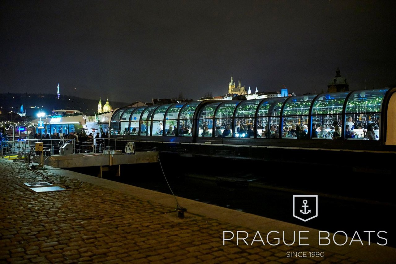 Extérieur du bateau avec la ville en fond le bateau est décoré et remplies de monde