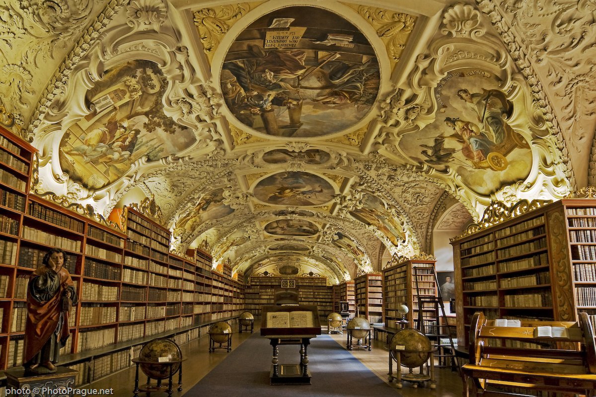 Bibliothèque baroque avec son plafond voûté orné de fresques détaillées et ses étagères en bois remplies de livres anciens.