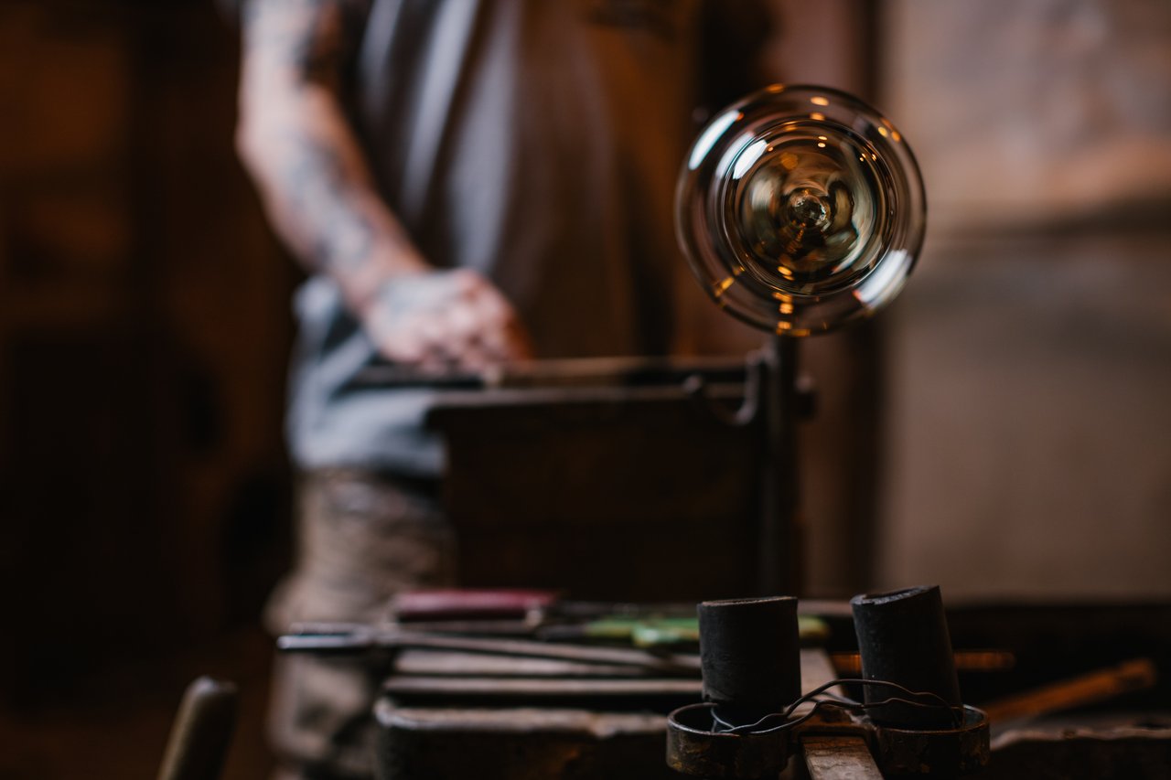 sous le verre, avec un bâton à l'intérieur du verre
