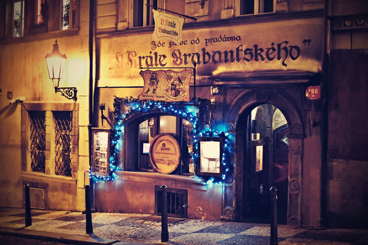 Façade de la taverne avec un panneau et un insigne médiéval