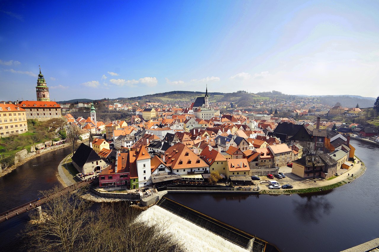 Cette vue panoramique sur la ville médiévale, où une multitude de maisons aux toits en tuiles orange vif s'entassent