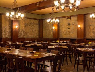 en:Large dining hall with inscriptions and drawings on every wall; fr:Grande salle à manger dont tous les murs sont ornés d'inscriptions et de dessins