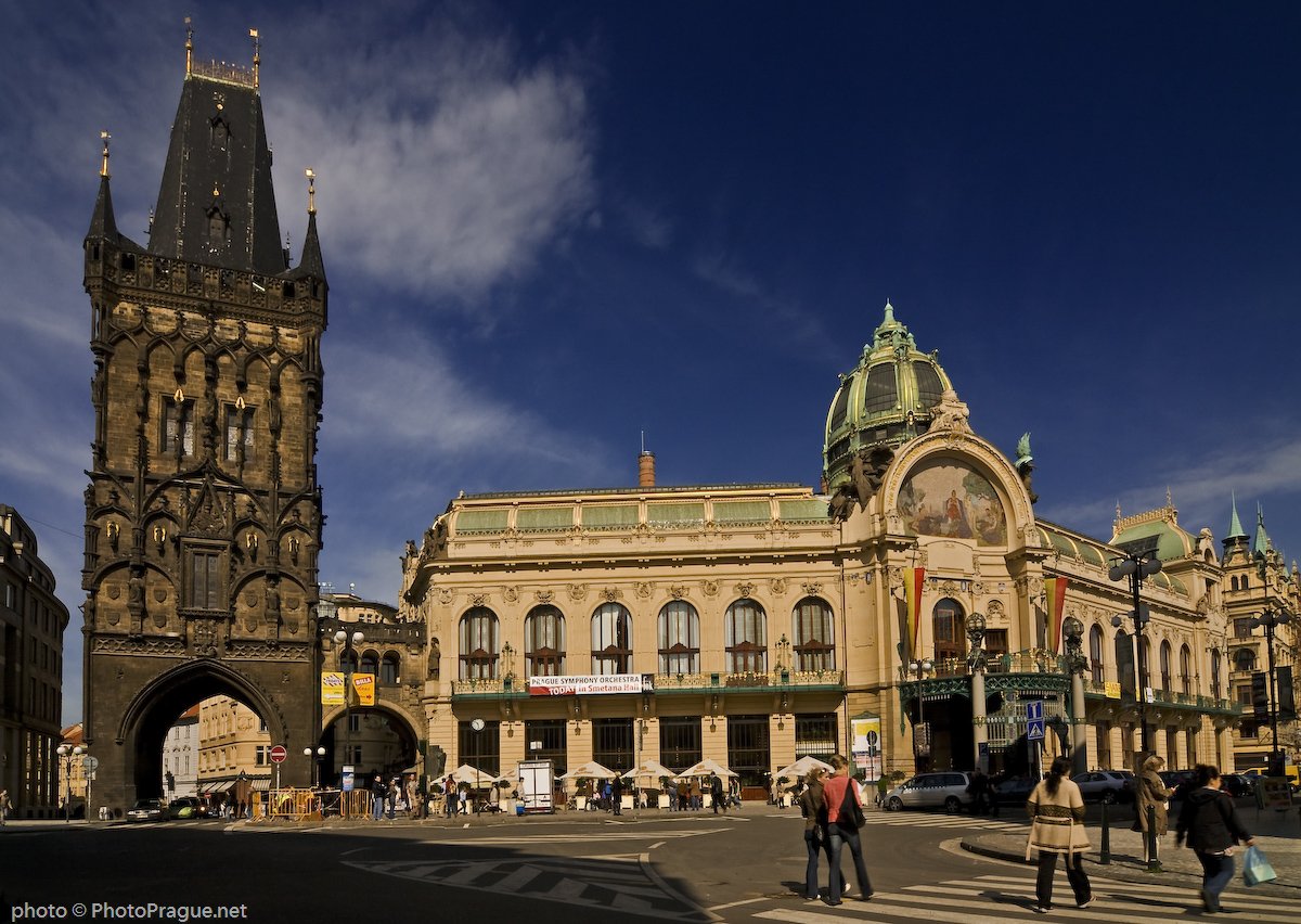 Tour Poudrière Prague avec la maison municipale