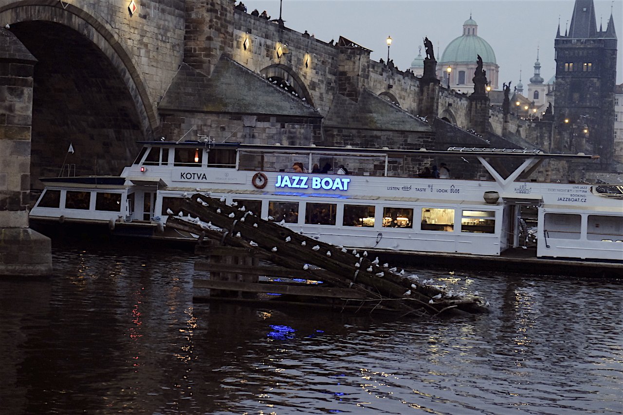 25 Jazz boat Prague