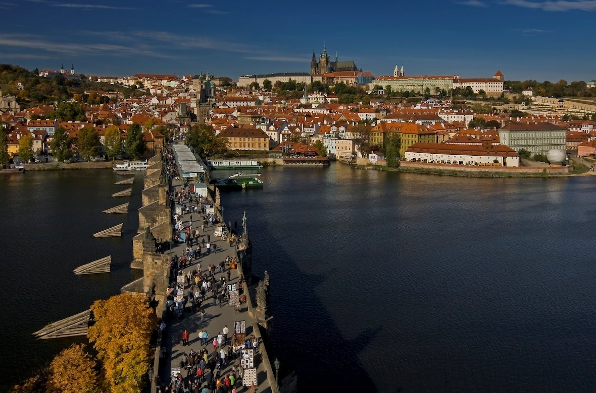 Le pont Charles,vu d'en haut et noir de monde,enjambe le fleuve et mène au majestueux château de Prague