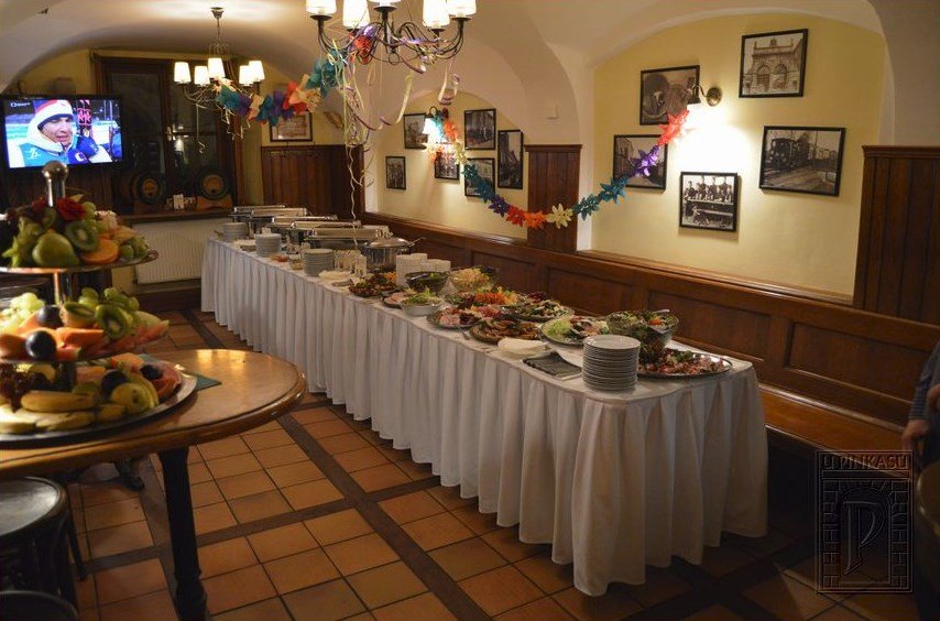 Grand buffet sur la table de droite et un grand plateau de fruits sur la gauche