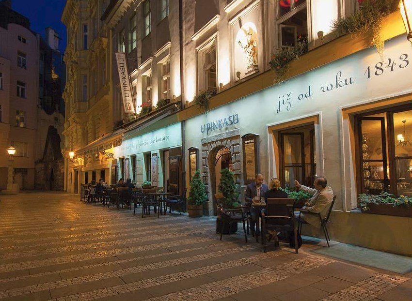 Grande façade de la brasserie U Pinkasu avec l'année 1843 inscrite