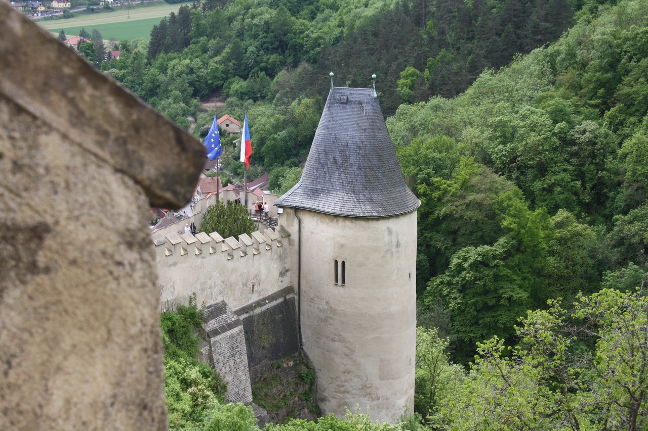 Une vue du château depuis les hauteurs, avec les drapeaux de l'Europe et de la République tchèque