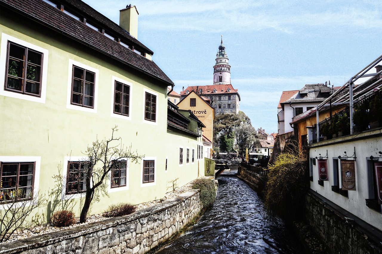 Une petite rivière traverse le centre, bordée de maisons colorées aux toits en pente