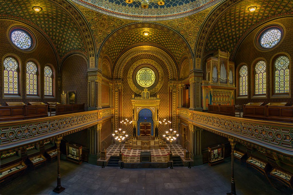Salle majestueuse aux murs sculptés d'or avec des motifs hispano-mauresque, les vitraux circulaire avec des motifs