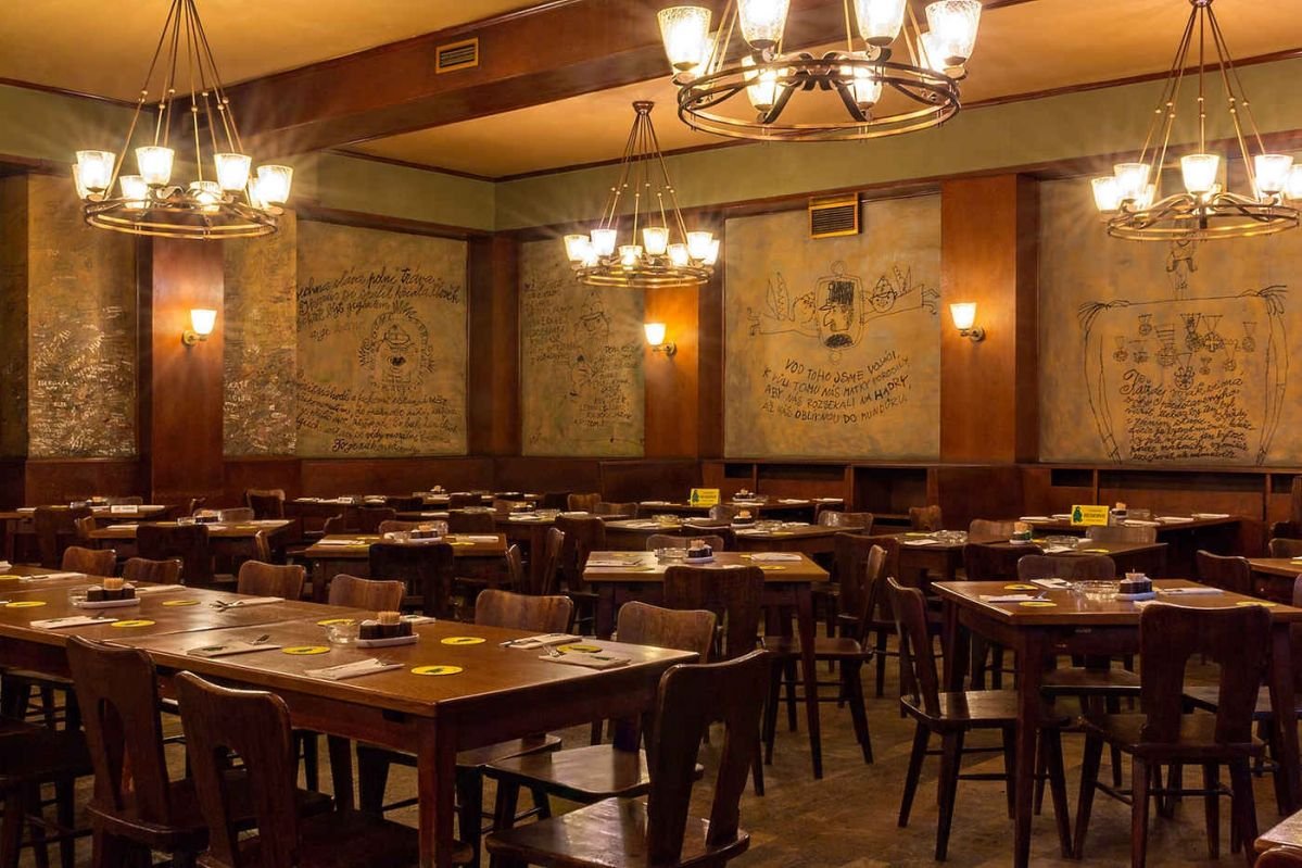 Grande salle à manger dont tous les murs sont ornés d'inscriptions et de dessins