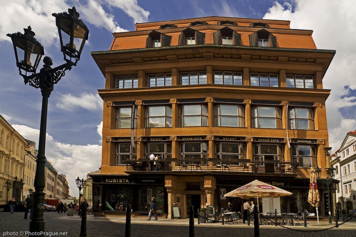 Maison de style cubiste avec une façade orange, exposée à la lumière du soleil pendant la journée
