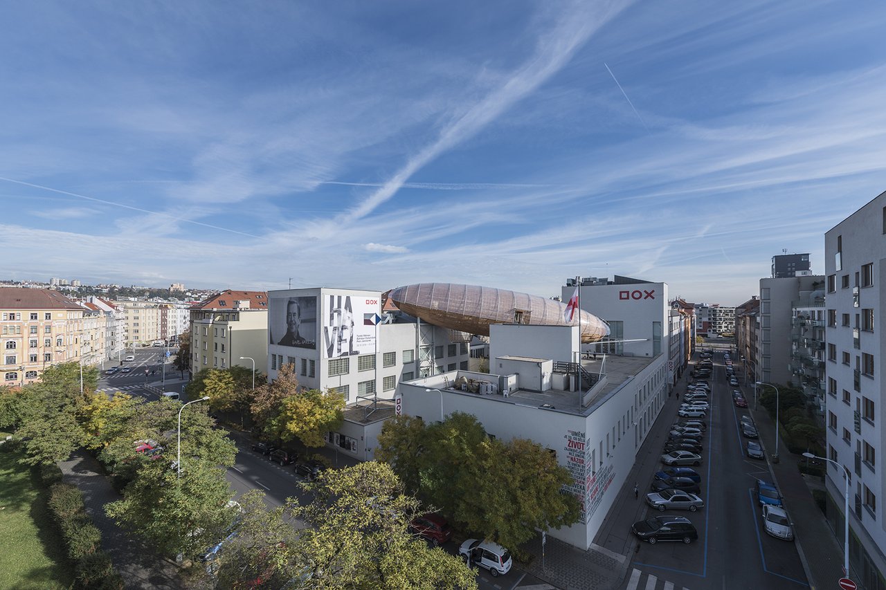 Vue aérienne d'une grande structure en forme de bateau aérien perchée sur le toit d'un immeuble