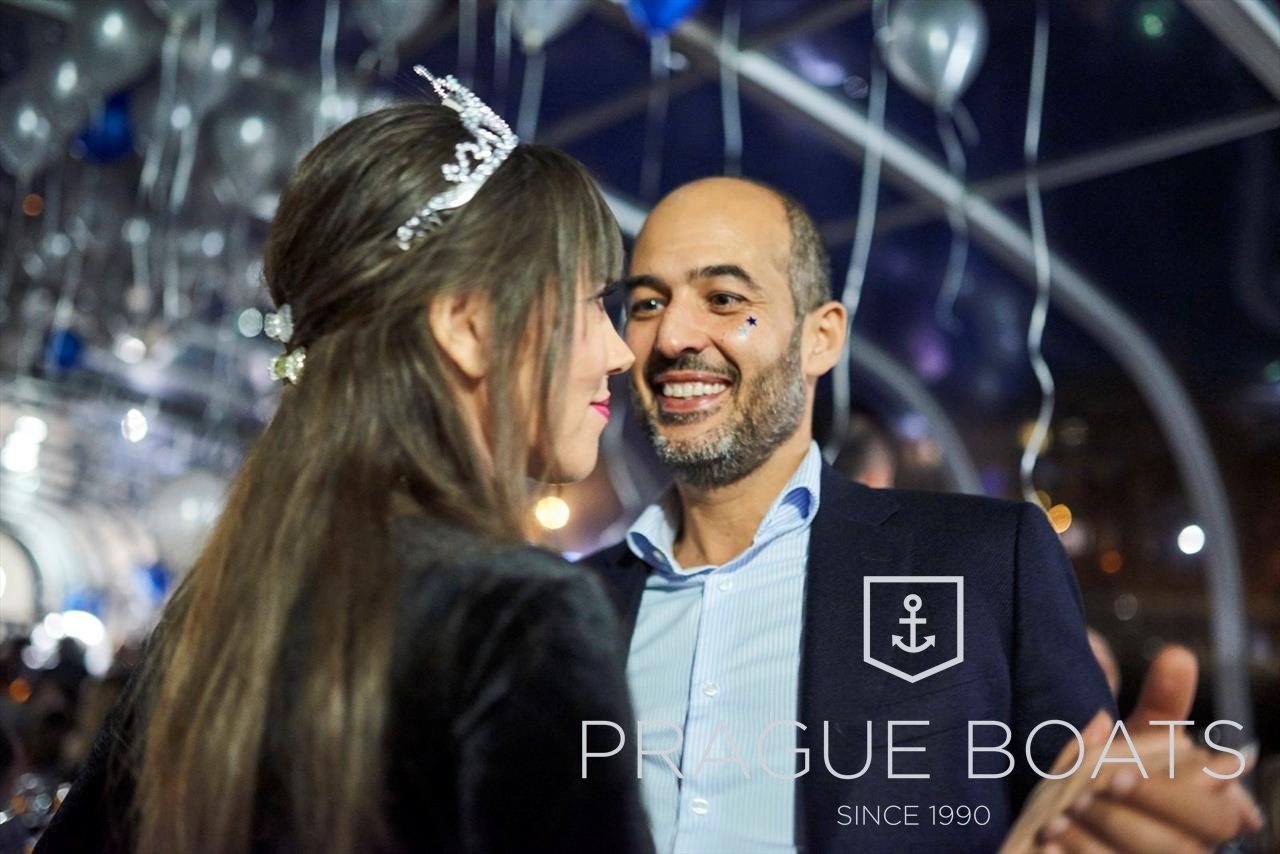 Une femme et un homme qui danse sur un bateau décoré