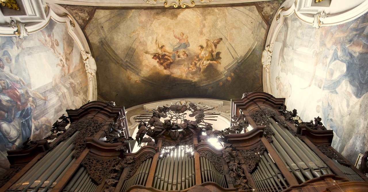 Grand orgue entouré de grande peinture sur chaque côté des murs et du toit
