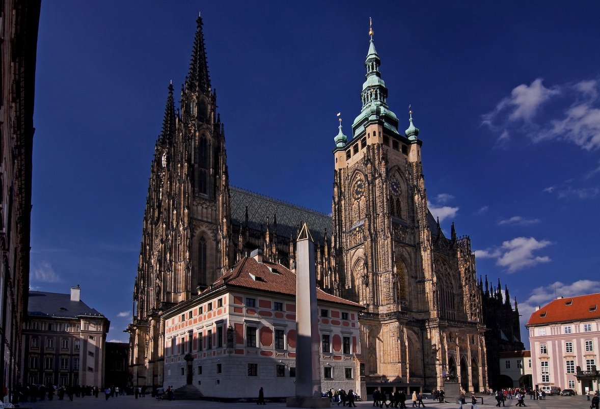Imposante cathédrale avec ses façades ornées de vitraux et de détails sculptés, une tour avec un dôme turquoise