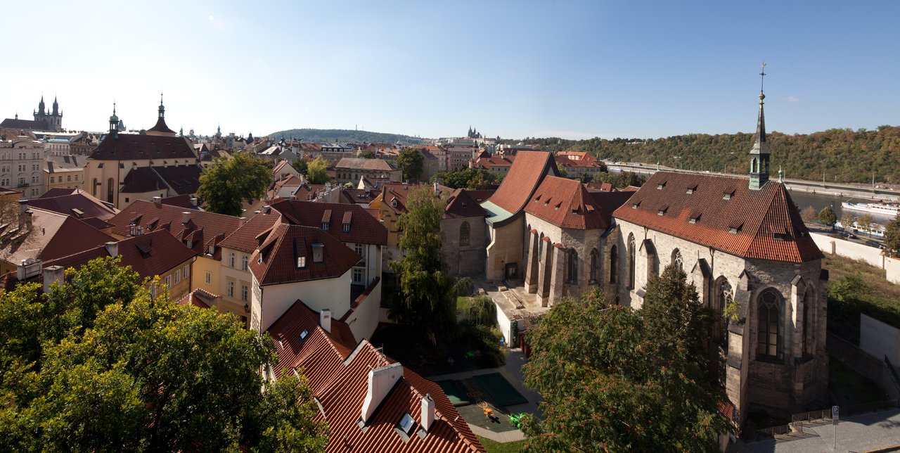 Vue aérienne de vieux bâtiments aux toits rouges sous un ciel bleu