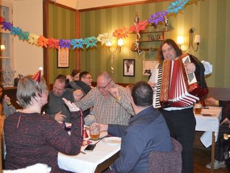 en:A man playing the accordion in a brasserie; the audience is seated and dancing; fr:Un monsieur qui joue de l'accordéon dans une brasserie, il y a le public assis qui danse