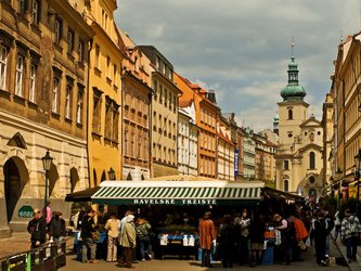 en:an old street market, surrounded by yellow buildings ;fr:un vieux marché de rue, entouré de bâtiments jaunes