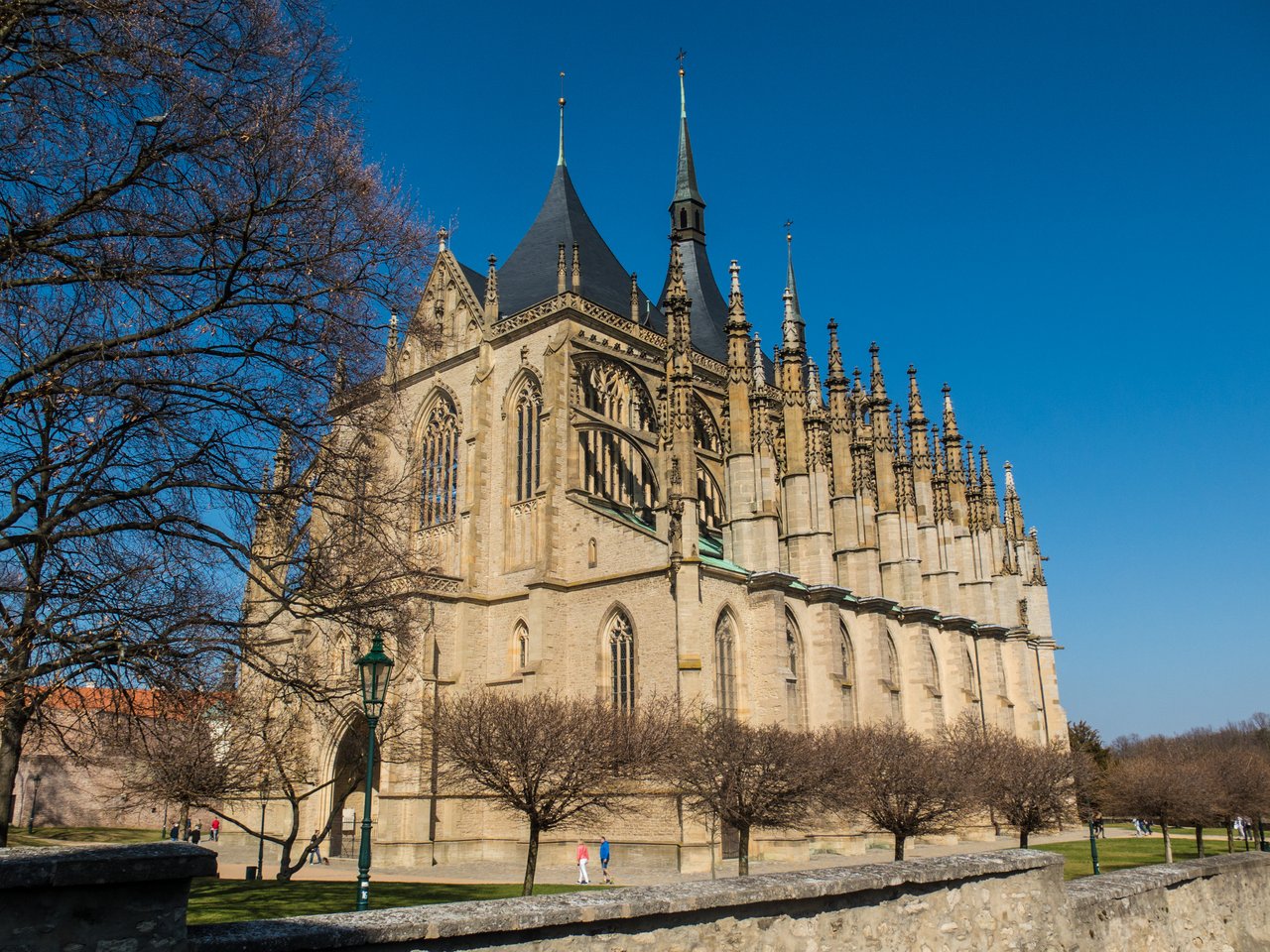 Grande église pointue en pierre beige avec des piliers pointus sur les côtés