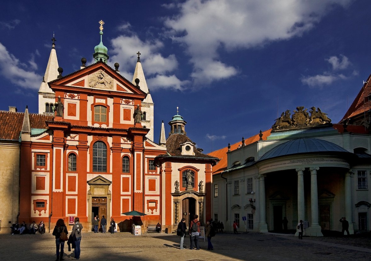 Magnifique église baroque caractérisée par sa façade d'un orange vif et ornée de statues.