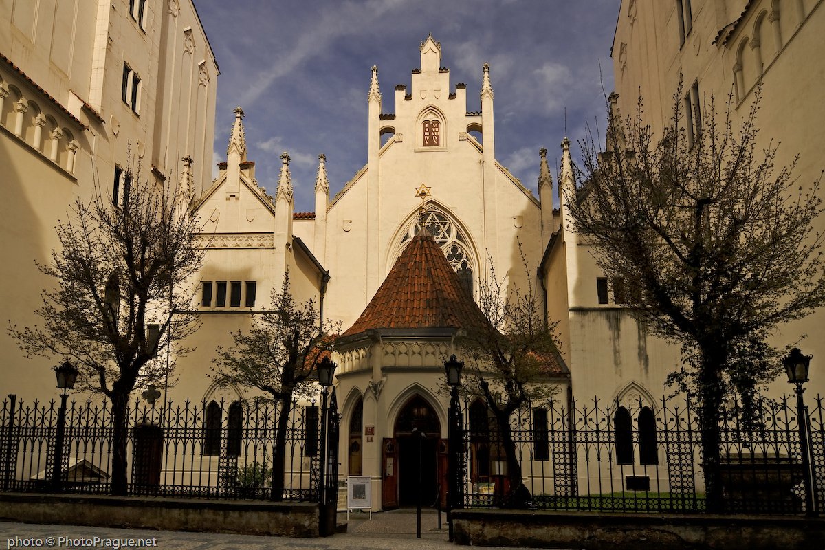 Façade de la synagogue d'architecture néo-gothique,décorée d'une étoile de David doré et protégé par une grille noir