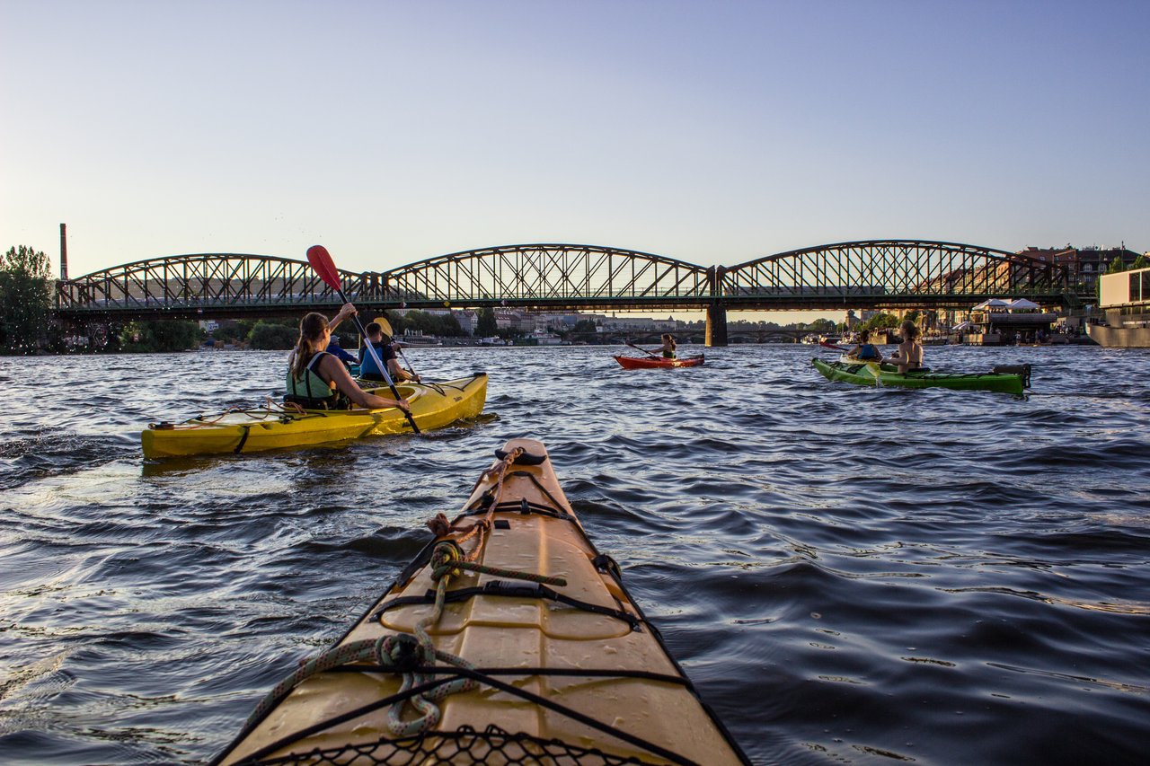 Vu d'un kayak, il y a trois autres kayaks, devant il y a le pont